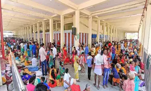இருக்கன்குடி மாரியம்மன் கோவிலில் பக்தர்கள் குவிந்தனர் இருக்கன்குடி மாரியம்மன் கோவிலில் பக்தர்கள் குவிந்தனர்