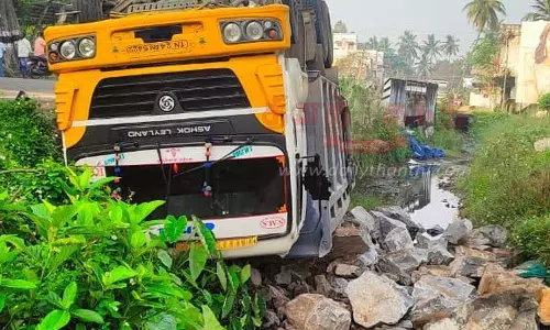 கபிஸ்தலம் அருகேகருங்கல் ஏற்றி வந்த லாரி கவிழ்ந்தது