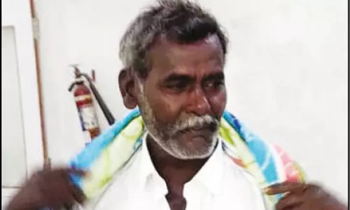 வங்கியில் கொள்ளை முயற்சி கல்லூரி மாணவரை துண்டால் மடக்கி பிடித்த முதியவர் வங்கியில் கொள்ளை முயற்சி கல்லூரி மாணவரை துண்டால் மடக்கி பிடித்த முதியவர்