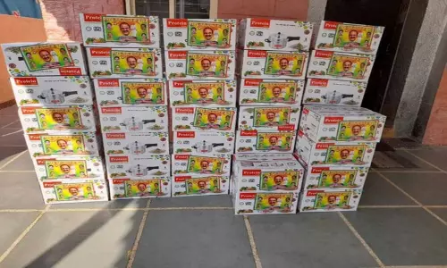 கர்நாடக சட்டசபை தேர்தல்: வாக்காளர்களுக்கு பா.ஜ.க., காங்கிரஸ் மாறி, மாறி இலவச குக்கர் வினியோகம் கர்நாடக சட்டசபை தேர்தல்: வாக்காளர்களுக்கு பா.ஜ.க., காங்கிரஸ் மாறி, மாறி இலவச குக்கர் வினியோகம்