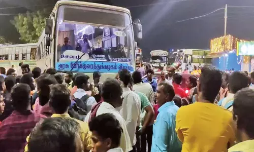 திருவண்ணாமலைக்கு போதிய பஸ்கள் இயக்கப்படாததால் பயணிகள் தவிப்பு; கோயம்பேட்டில் சாலை மறியலால் பரபரப்பு திருவண்ணாமலைக்கு போதிய பஸ்கள் இயக்கப்படாததால் பயணிகள் தவிப்பு; கோயம்பேட்டில் சாலை மறியலால் பரபரப்பு