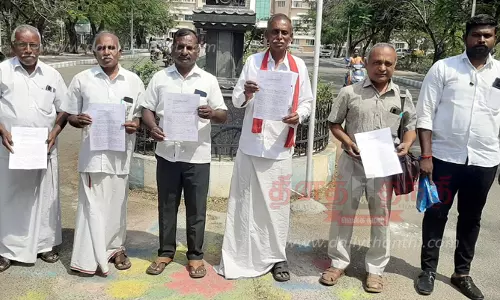 விசைத்தறி தொழிலாளர்களின்வேலைநிறுத்த போராட்டத்தை முடிவுக்கு கொண்டு வர வேண்டும்கலெக்டரிடம் மனு