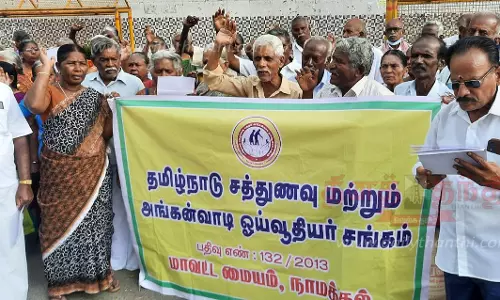 சத்துணவு, அங்கன்வாடி சங்கங்களின் கூட்டமைப்பினர் ஆர்ப்பாட்டம்