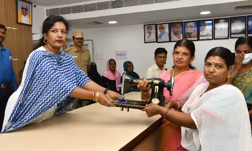 பொதுமக்கள் கொடுக்கும் மனுக்களை விசாரிக்க தாமதம் செய்யக்கூடாது; அதிகாரிகளுக்கு, கலெக்டர் ஷஜீவனா அறிவுரை