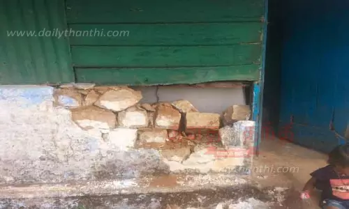 வீட்டை உடைத்த காட்டு யானைகள்