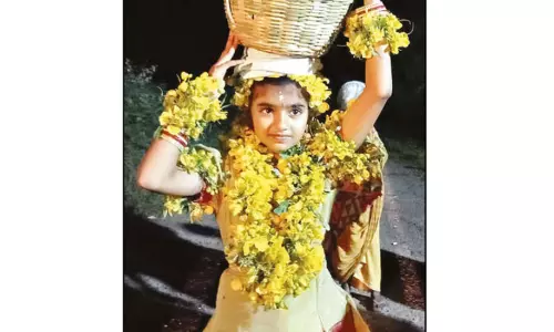 மழை பெய்து விவசாயம் செழிக்க வேண்டி சிறுமியை நிலா பெண்ணாக பாவித்து கிராம மக்கள் வினோத வழிபாடு