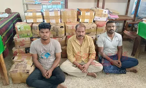 மதுபாட்டில்கள் கடத்தி வந்த 3 பேர் கைது மதுபாட்டில்கள் கடத்தி வந்த 3 பேர் கைது