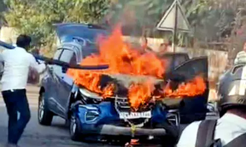 தாம்பரம் ஜி.எஸ்.டி.சாலையில் பரபரப்பு: அடுத்தடுத்து 3 வாகனங்கள் மோதல் - விபத்துக்கு காரணமான கார் தீப்பிடித்து எரிந்தது