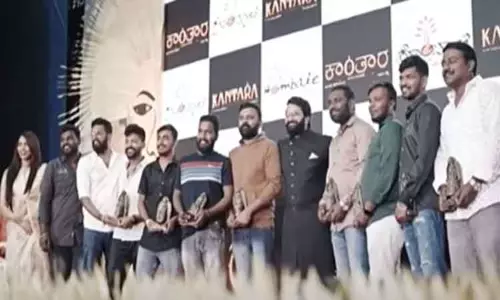 காந்தாரா திரைப்படத்தின் 100-வது நாளை கொண்டாடிய படக்குழுவினர் காந்தாரா திரைப்படத்தின் 100-வது நாளை கொண்டாடிய படக்குழுவினர்