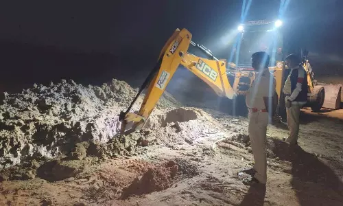 தென்பெண்ணையாற்றின் குறுக்கே மதுபிரியர்களுக்காக அமைக்கப்பட்ட மண் சாலை