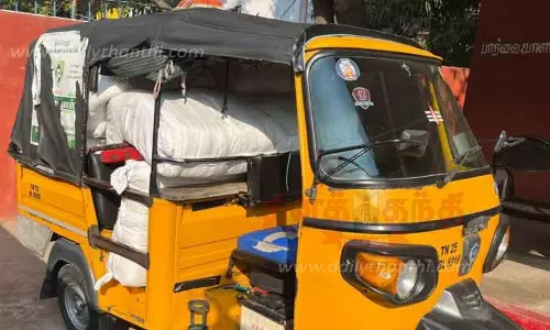 இலவச வேட்டி, சேலையை திருடி ஆட்டோவில் கடத்தல்