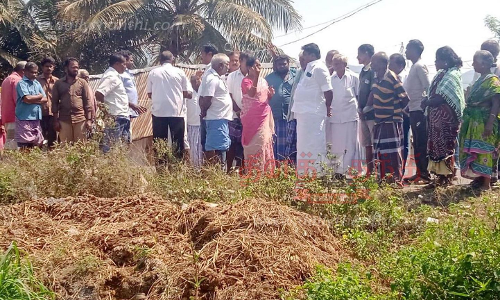 புதிய பயணிகள் நிழற்கூடம் அமைக்க பொதுமக்கள் எதிர்ப்பு