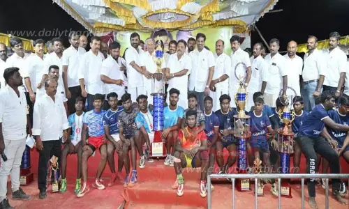 கபடி போட்டியில் வெற்றி பெற்ற அணிகளுக்கு பரிசு