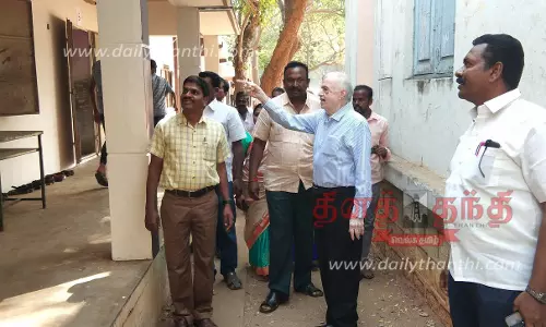 அம்மாபேட்டை அருகே தான் படித்த அரசு பள்ளியை சென்று பார்த்த முன்னாள் சுப்ரீம் கோர்ட்டு தலைமை நீதிபதி- வகுப்பறைகளை மேம்படுத்த ஆசிரியர்களுடன் ஆலோசனை