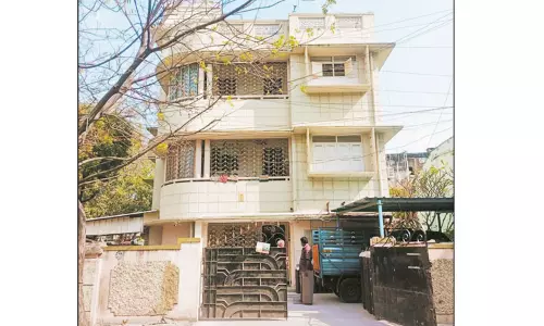 ரூ.28 லட்சம் மதிப்புள்ள பட்டுப்புடவைகள் கொள்ளை: ஆட்டோவில் அள்ளிச்சென்ற காவலாளிக்கு வலைவீச்சு