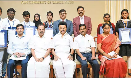 120 மாணவர்களுக்கு ரூ.39 லட்சம் கல்வி உதவித்தொகை: முதல்-அமைச்சர் வழங்கினார்