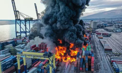 நிலநடுக்கத்தைத் தொடர்ந்து துருக்கி துறைமுகத்தில் தீ