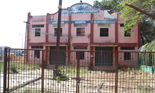 விழுப்புரத்தில் பயன்பாடின்றி கிடக்கும் பூமாலை வணிக வளாகம்:கைவினைப்பொருட்களை விற்பனை செய்ய முடியாமல் மகளிர் சுய உதவிக்குழுவினர் தவிப்பு