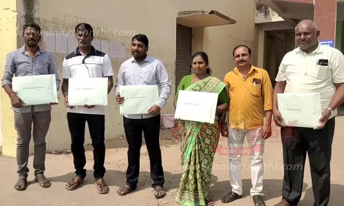 ரேஷன் கடைகளுக்கு பொருட்களை எடுத்து செல்லும்வாடகை லாரிகளுக்கான டெண்டர் ரத்துபெட்டியை மர்மநபர்கள் தூக்கி சென்றதால் பரபரப்பு