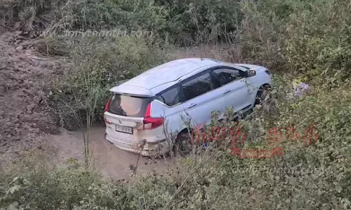 வந்தவாசியில் மின்கம்பம் மீது கார் மோதி விபத்து