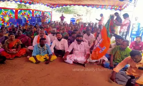 வாயில் கருப்பு துணி கட்டி விவசாயிகள் தர்ணா வாயில் கருப்பு துணி கட்டி விவசாயிகள் தர்ணா