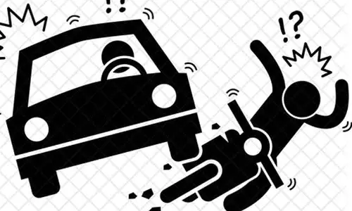 கார்-மோட்டார் சைக்கிள் மோதல்; காண்டிராக்டர் படுகாயம்