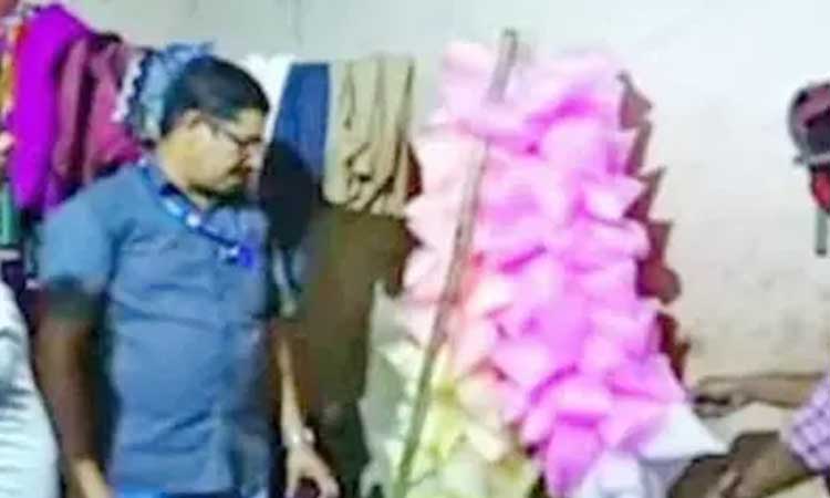 பஞ்சு மிட்டாயில் ஆபத்தை ஏற்படுத்தும் ரசாயனம் கலப்பு- தயாரிப்பு நிறுவனத்திற்கு சீல் வைத்த அதிகாரிகள்