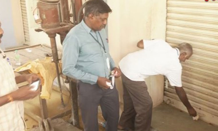 அனுமதியின்றி திருமண மண்டபத்தை பயன்படுத்திய அதிமுகவினர்.. சீல் வைத்த அதிகாரிகள்..!