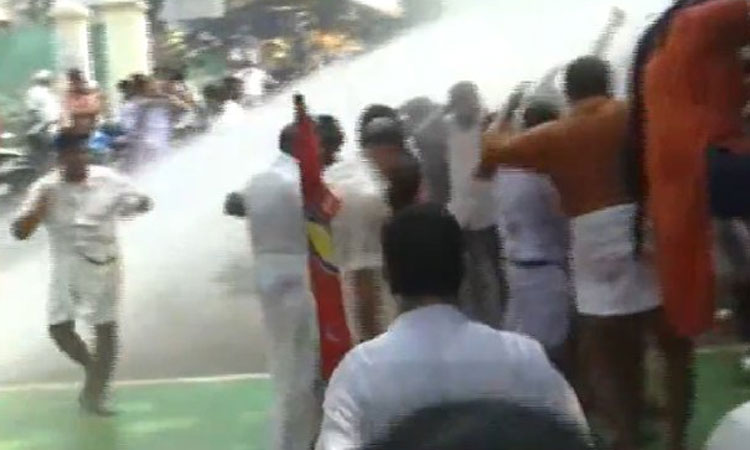 கேரள பட்ஜெட்டில் உயர்த்தப்பட்ட வரியை திரும்ப பெற வலியுறுத்தி பாஜக, காங்கிரஸ் போராட்டம்