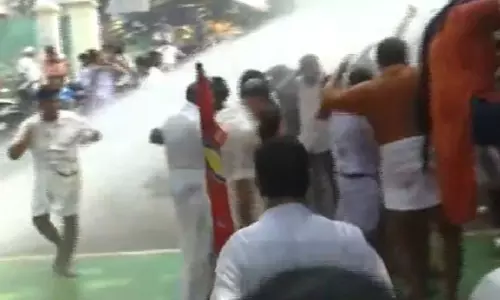 கேரள பட்ஜெட்டில் உயர்த்தப்பட்ட வரியை திரும்ப பெற வலியுறுத்தி பாஜக, காங்கிரஸ் போராட்டம் கேரள பட்ஜெட்டில் உயர்த்தப்பட்ட வரியை திரும்ப பெற வலியுறுத்தி பாஜக, காங்கிரஸ் போராட்டம்