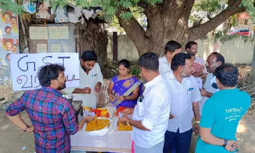 வட்டார வளர்ச்சி அலுவலகம் முன்பு சுயேச்சை கவுன்சிலர்கள் அல்வா விற்று நூதன போராட்டம்