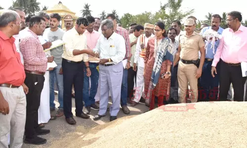 கொள்முதல் நிலையங்களில் நெல்லின் ஈரப்பதம் குறித்து மத்திய குழுவினர் ஆய்வு