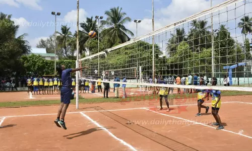 கல்லூரி மாணவ-மாணவிகளுக்கு இடையேயான விளையாட்டு போட்டிகள்