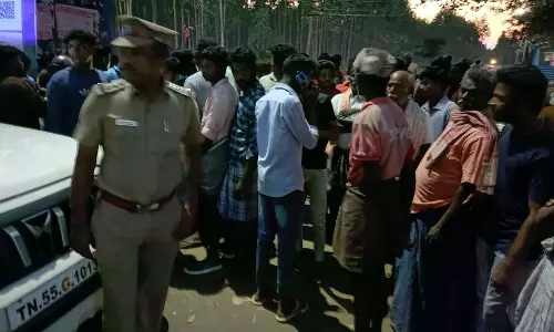 பள்ளி மாணவர்கள் இடையே மோதல்; 3 பேர் காயம் பள்ளி மாணவர்கள் இடையே மோதல்; 3 பேர் காயம்