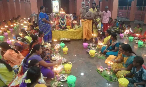 முத்துமாரியம்மன் கோவிலில் குத்துவிளக்கு பூஜை