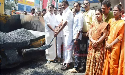 ரூ.1 கோடியில் புதிய தார்சாலை அமைக்கும் பணி; எம்.எல்.ஏ.க்கள் தொடங்கி வைத்தனர்