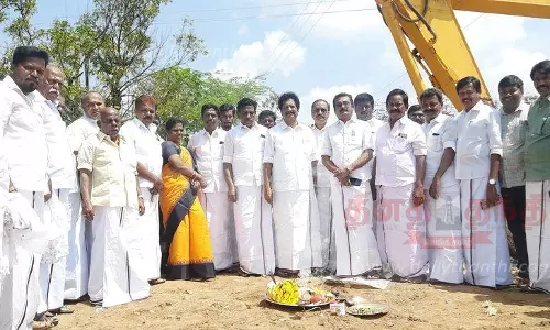 பேராவூரணியில் காட்டாற்றின் குறுக்கே ரூ.6¼ கோடியில்  உயர்மட்ட பாலம் கட்டும் பணிஅசோக்குமார் எம்.எல்.ஏ. தொடங்கி வைத்தார்