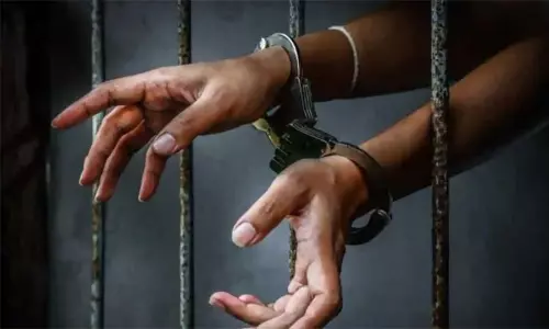 திருவனந்தபுரத்தில் இளம்பெண் முன் நிர்வாணமாக நின்ற அரசு ஊழியர் கைது