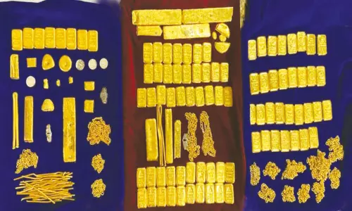 இலங்கையில் இருந்து படகில் கடத்தல்; மண்டபம் கடற்பகுதியில் வீசப்பட்ட 18 கிலோ தங்க கட்டிகள் கடலில் இருந்து மீட்பு இலங்கையில் இருந்து படகில் கடத்தல்; மண்டபம் கடற்பகுதியில் வீசப்பட்ட 18 கிலோ தங்க கட்டிகள் கடலில் இருந்து மீட்பு