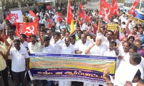 டாஸ்மாக் தொழிற்சங்க கூட்டுக்குழுவினர் ஆர்ப்பாட்டம்