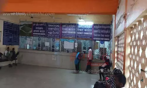 பாலக்காடு-திருச்செந்தூர் ரெயில் ரத்து:அறிவிப்பு பலகை இல்லாததால் பயணிகள் ஏமாற்றம்