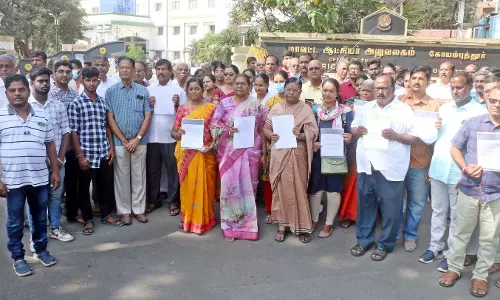 தங்கும் விடுதி உரிமையாளர்கள் கலெக்டரிடம் மனு