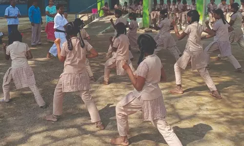 அரசுப்பள்ளி மாணவிகளுக்கு தற்காப்புக்கலைப் பயிற்சி
