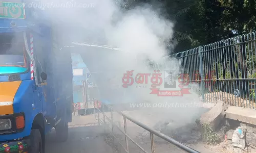 குப்பைகளுக்கு தீ வைத்த தூய்மை பணியாளர்கள்
