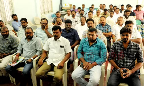 நாமக்கல்லில்கோழிப்பண்ணையாளர்கள் உள்ளிருப்பு போராட்டம்