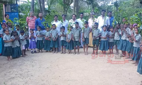 மாணவ-மாணவிகளுக்கு மரக்கன்றுகள் வழங்கும் நிகழ்ச்சி மாணவ-மாணவிகளுக்கு மரக்கன்றுகள் வழங்கும் நிகழ்ச்சி