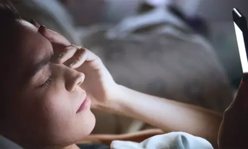 ஸ்மார்ட் போனை இரவில் அதிக நேரம் பயன்படுத்தியதால் பார்வையை இழந்த இளம்பெண் - உஷார்...!