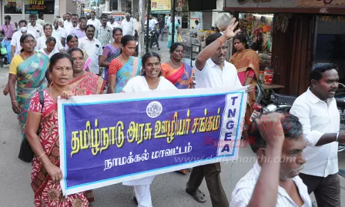 நாமக்கல்லில்தமிழ்நாடு அரசு ஊழியர் சங்கத்தினர் ஆர்ப்பாட்டம்