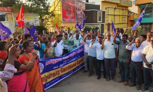 பேரணிக்கு அனுமதி மறுப்பு: கடலூரில், அரசு ஊழியர்கள் ஆர்ப்பாட்டம் பேரணிக்கு அனுமதி மறுப்பு: கடலூரில், அரசு ஊழியர்கள் ஆர்ப்பாட்டம்