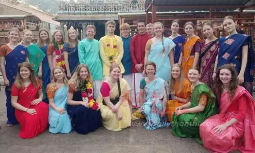 வேட்டி- சேலையில் வந்த வெளிநாட்டினர் வேட்டி- சேலையில் வந்த வெளிநாட்டினர்